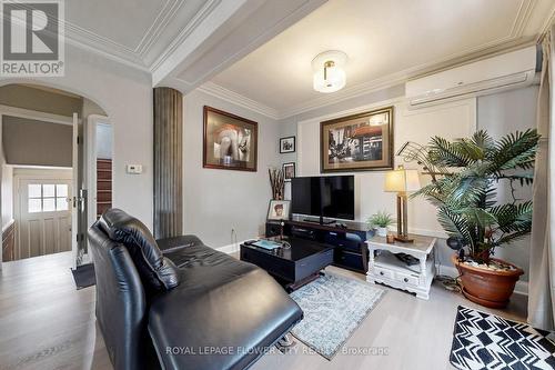 287 Courtland Avenue E, Kitchener, ON - Indoor Photo Showing Living Room