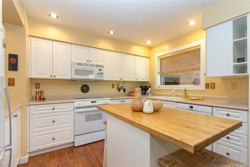 10210 Third St, Sidney, BC 