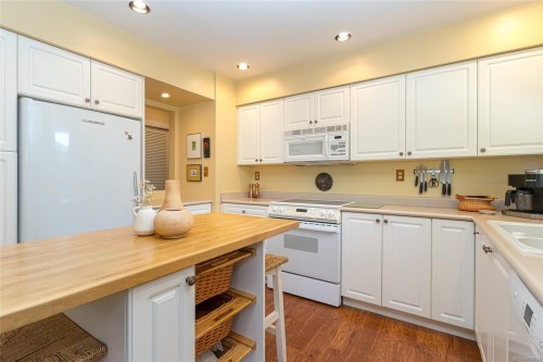 10210 Third St, Sidney, BC 