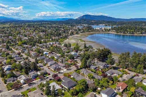 10210 Third St, Sidney, BC 