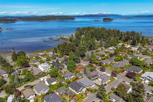 10210 Third St, Sidney, BC 