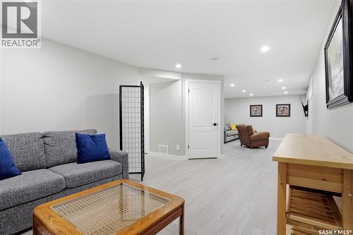 3283 Thames Crescent E, Regina, SK - Indoor