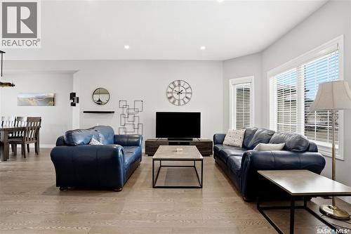 3283 Thames Crescent E, Regina, SK - Indoor Photo Showing Living Room