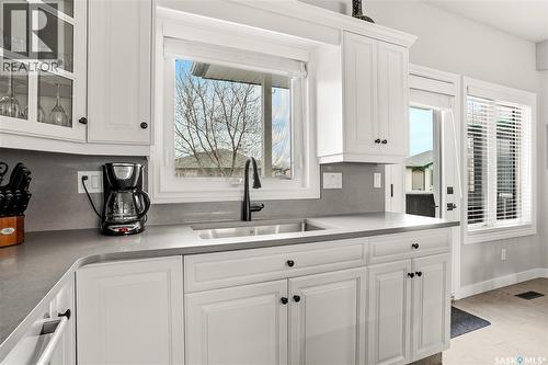 3283 Thames Crescent E, Regina, SK - Indoor Photo Showing Kitchen