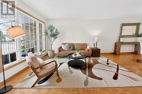7778 Benavon Road, Mississauga, ON - Indoor Photo Showing Living Room