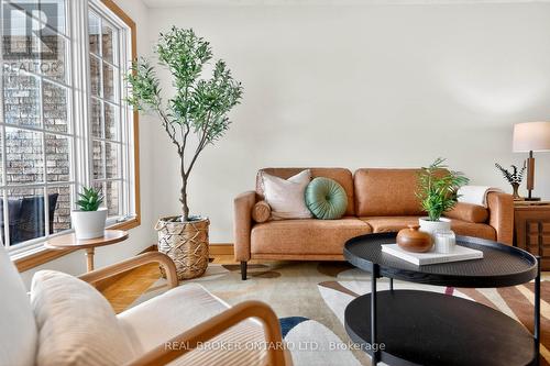 7778 Benavon Road, Mississauga, ON - Indoor Photo Showing Living Room