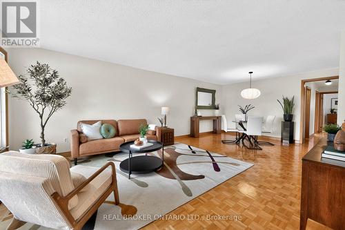 7778 Benavon Road, Mississauga, ON - Indoor Photo Showing Living Room
