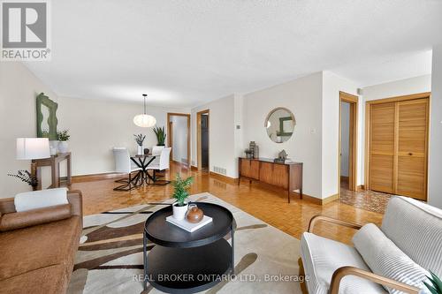7778 Benavon Road, Mississauga, ON - Indoor Photo Showing Living Room