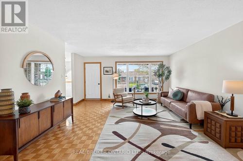 7778 Benavon Road, Mississauga, ON - Indoor Photo Showing Living Room