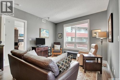304 404 C Avenue S, Saskatoon, SK - Indoor Photo Showing Living Room