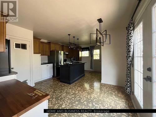 8 Sora Drive, Mississauga, ON - Indoor Photo Showing Kitchen