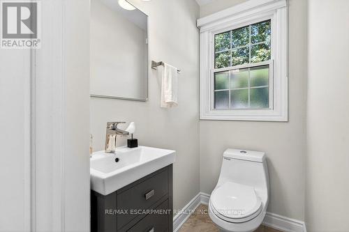 350 East Side Crescent, Burlington, ON - Indoor Photo Showing Bathroom
