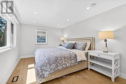 350 East Side Crescent, Burlington, ON - Indoor Photo Showing Bedroom
