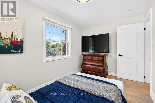 350 East Side Crescent, Burlington, ON - Indoor Photo Showing Bedroom
