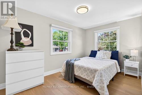 350 East Side Crescent, Burlington, ON - Indoor Photo Showing Bedroom