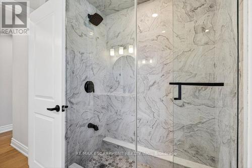 350 East Side Crescent, Burlington, ON - Indoor Photo Showing Bathroom