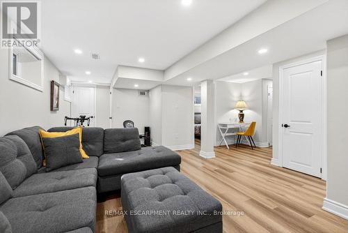 350 East Side Crescent, Burlington, ON - Indoor Photo Showing Living Room