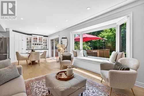 350 East Side Crescent, Burlington, ON - Indoor Photo Showing Living Room