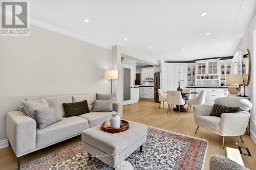 350 East Side Crescent, Burlington, ON - Indoor Photo Showing Living Room