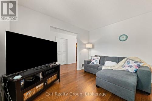 7 Cretney Drive, Prince Edward County (Wellington Ward), ON - Indoor Photo Showing Living Room