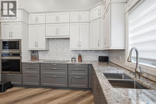 303 Brookmore Crescent, Saskatoon, SK - Indoor Photo Showing Kitchen With Double Sink With Upgraded Kitchen
