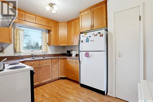 2362 Easthill, Saskatoon, SK - Indoor Photo Showing Kitchen With Double Sink
