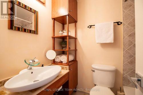 Main bathroom with tile surround bathtub - 8 Moorside Private, Ottawa, ON - Indoor Photo Showing Bathroom