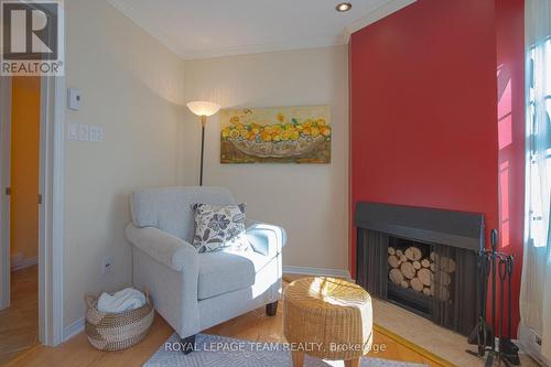 Family room with fireplace - 8 Moorside Private, Ottawa, ON - Indoor With Fireplace