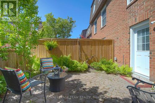 Fully-fenced, landscaped terrace - 8 Moorside Private, Ottawa, ON - Outdoor