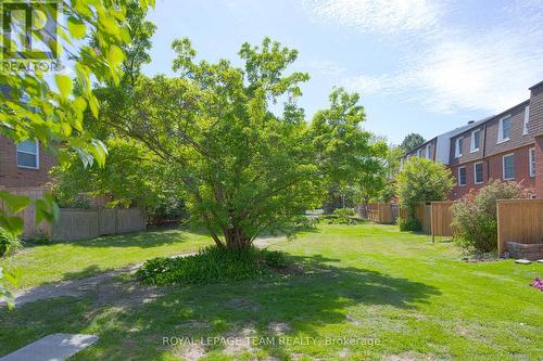 No rear neighbours - 8 Moorside Private, Ottawa, ON - Outdoor