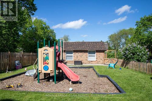 Clubhouse and playground - 8 Moorside Private, Ottawa, ON - Outdoor