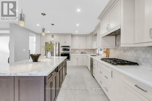 5683 Oldcastle Crescent, Mississauga, ON - Indoor Photo Showing Kitchen With Upgraded Kitchen