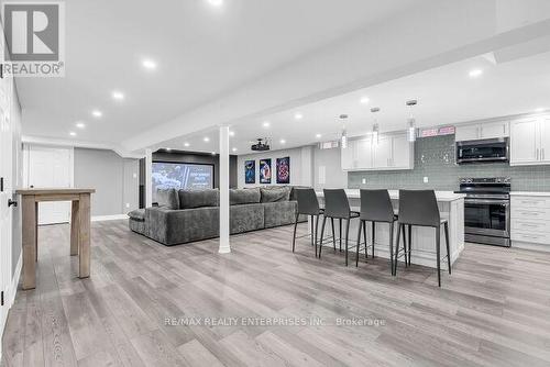 5683 Oldcastle Crescent, Mississauga, ON - Indoor Photo Showing Kitchen With Upgraded Kitchen
