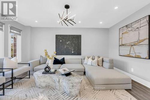 5683 Oldcastle Crescent, Mississauga, ON - Indoor Photo Showing Living Room