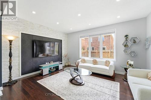 305 Gleave Terrace E, Milton, ON - Indoor Photo Showing Living Room