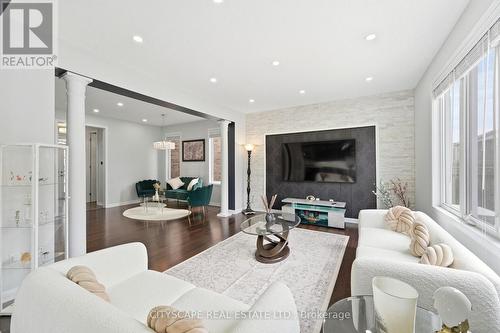 305 Gleave Terrace E, Milton, ON - Indoor Photo Showing Living Room
