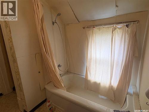102- 104 2Nd Avenue, Meacham, SK - Indoor Photo Showing Bathroom