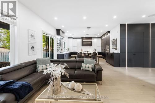 1081 Ogden Avenue, Mississauga, ON - Indoor Photo Showing Living Room