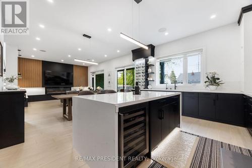 1081 Ogden Avenue, Mississauga, ON - Indoor Photo Showing Kitchen With Upgraded Kitchen