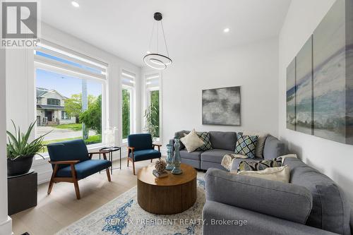 1081 Ogden Avenue, Mississauga, ON - Indoor Photo Showing Living Room