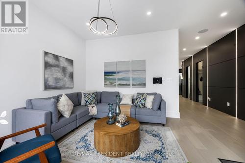 1081 Ogden Avenue, Mississauga, ON - Indoor Photo Showing Living Room