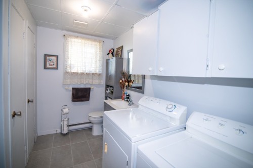 Logement - 649  - 651 Av. Langlais, Saint-Pascal, QC - Indoor Photo Showing Laundry Room