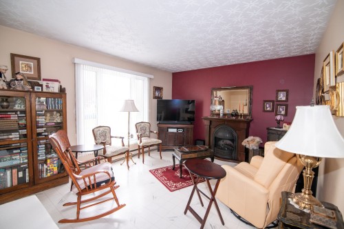 Logement - 649  - 651 Av. Langlais, Saint-Pascal, QC - Indoor Photo Showing Living Room With Fireplace