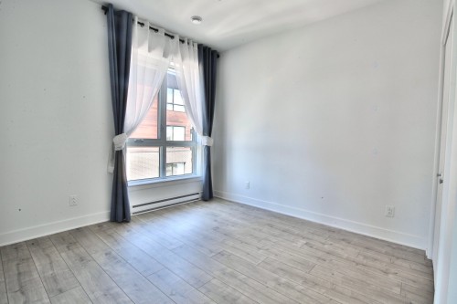 Chambre à coucher - 325 Av. De La Belle-Dame, La Prairie, QC - Indoor Photo Showing Other Room