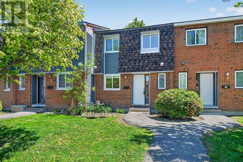 17 PIXLEY PRIVATE  Ottawa, ON K1G 4C3