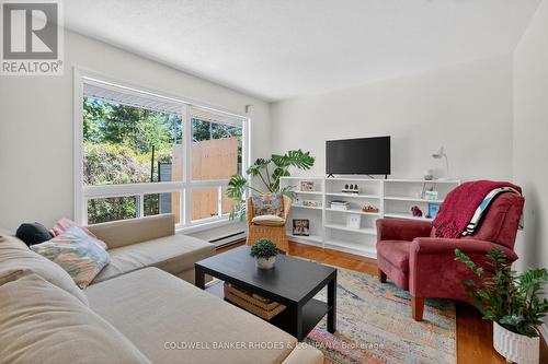 17 Pixley Private, Ottawa, ON - Indoor Photo Showing Living Room