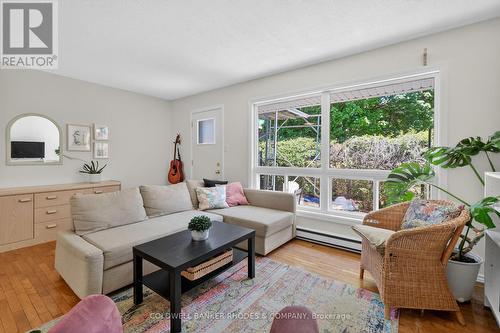 17 Pixley Private, Ottawa, ON - Indoor Photo Showing Living Room