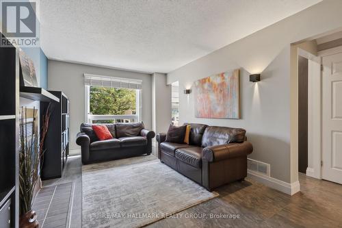 79 Dossetter Way, Ottawa, ON - Indoor Photo Showing Living Room
