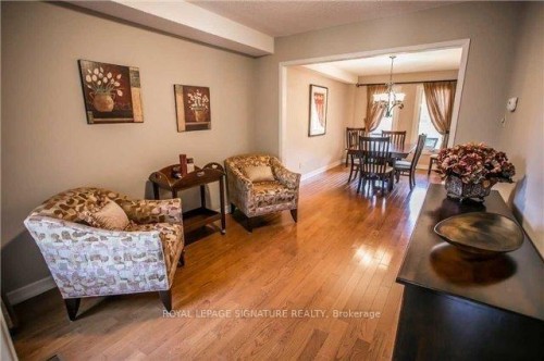 6517 Warbler Lane, Mississauga, ON - Indoor Photo Showing Living Room