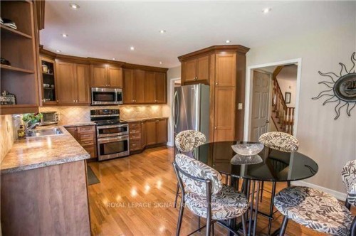 6517 Warbler Lane, Mississauga, ON - Indoor Photo Showing Kitchen